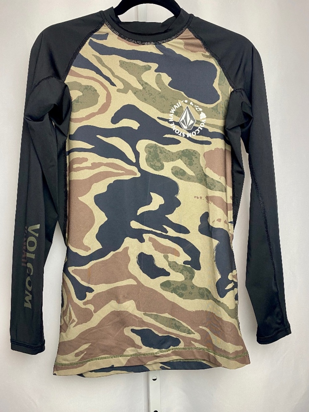Volcom Stone Hawaii Menʻs Camouflage Raglan Long Sleeve Rash Guard Large